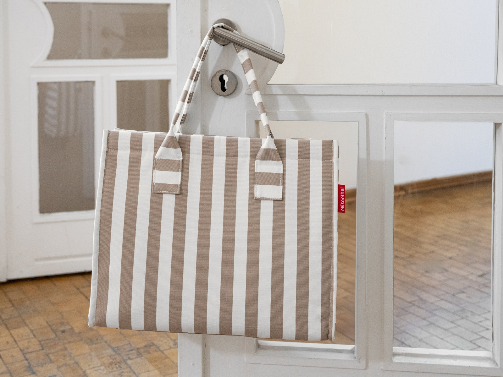 reisenthel daily shopper summerstripes coffee Lifestyle 2