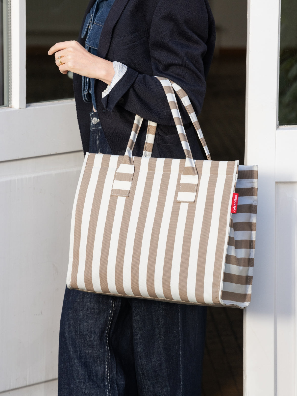 reisenthel daily shopper summerstripes coffee Lifestyle 4