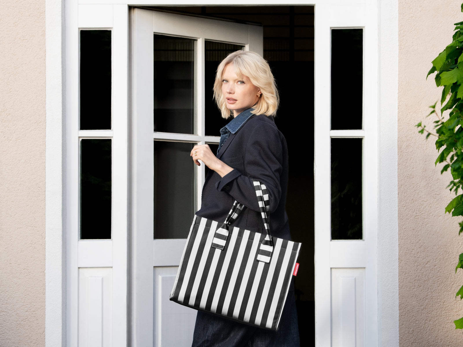 reisenthel daily shopper summerstripes black Lifestyle 1