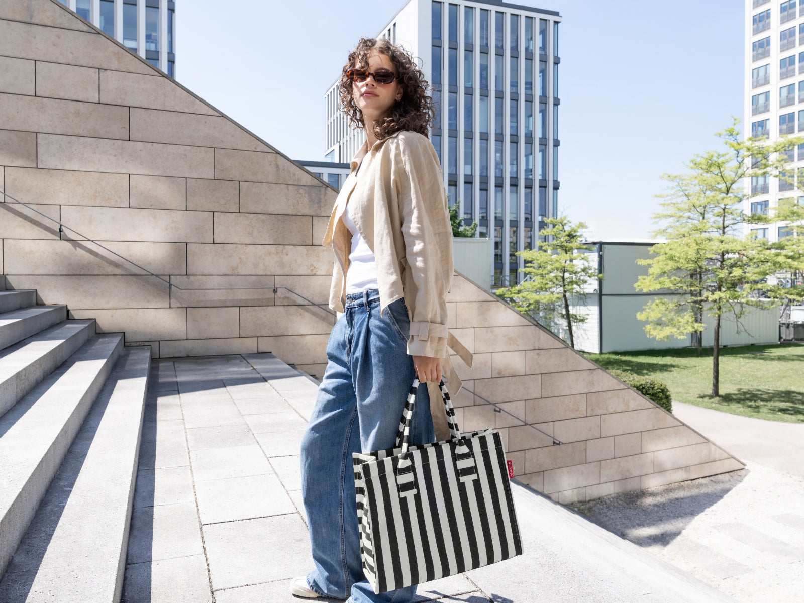 reisenthel daily shopper summerstripes black Lifestyle 2