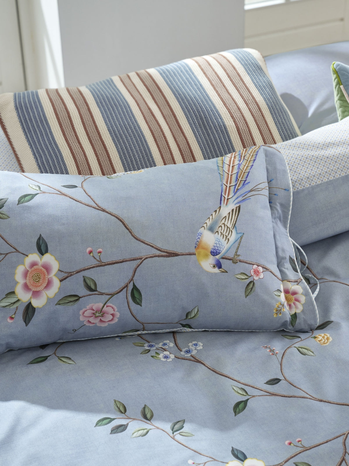 Pip Studio Bamboo Blossom Kissen blau 35x60cm (1 Stück) Lifestyle 1