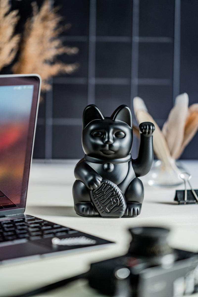 Donkey Products Lucky Cat Classic Winkekatze schwarz 15cm Lifestyle 2