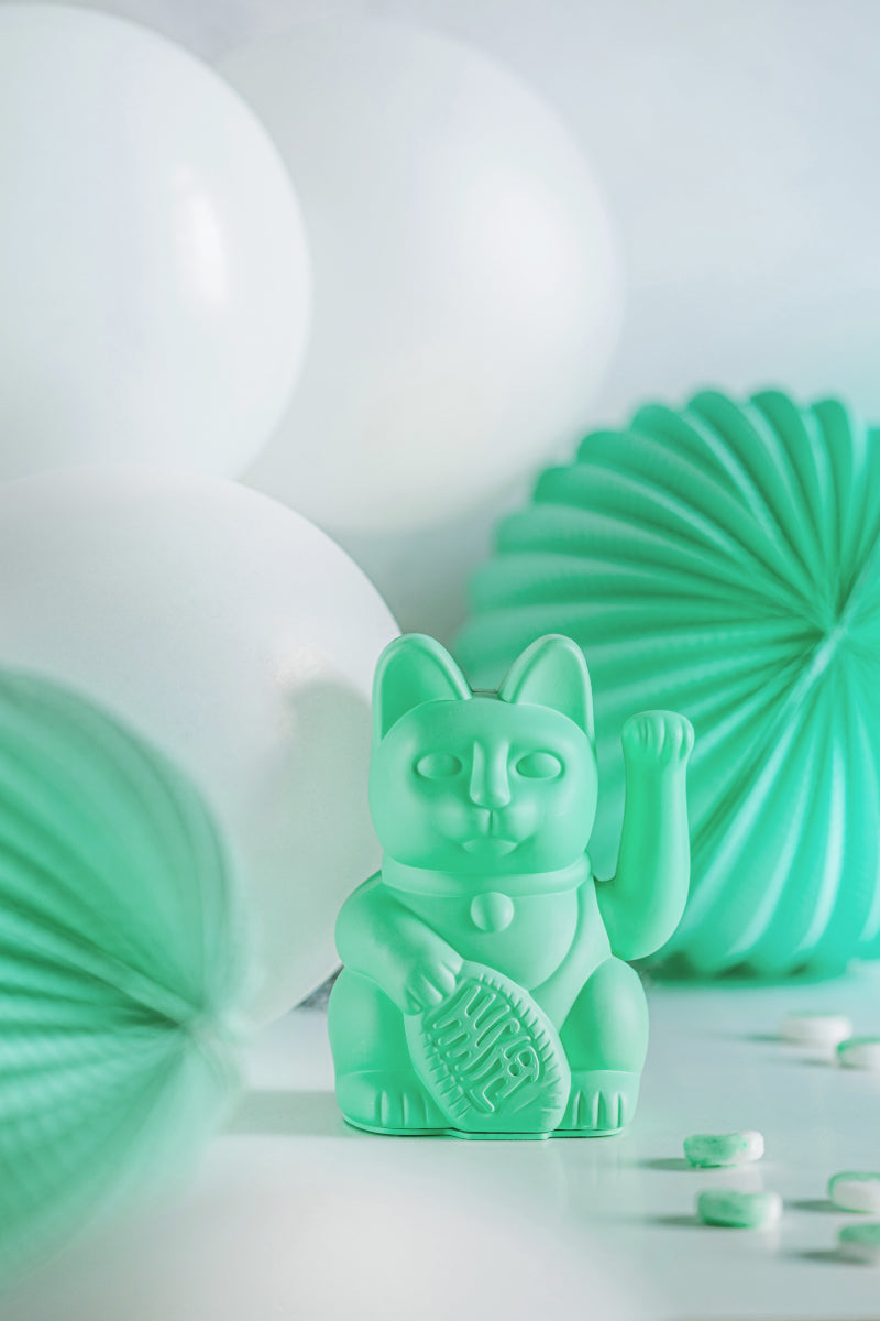 Donkey Products Lucky Cat Classic Winkekatze minzgrün 15cm Lifestyle 1