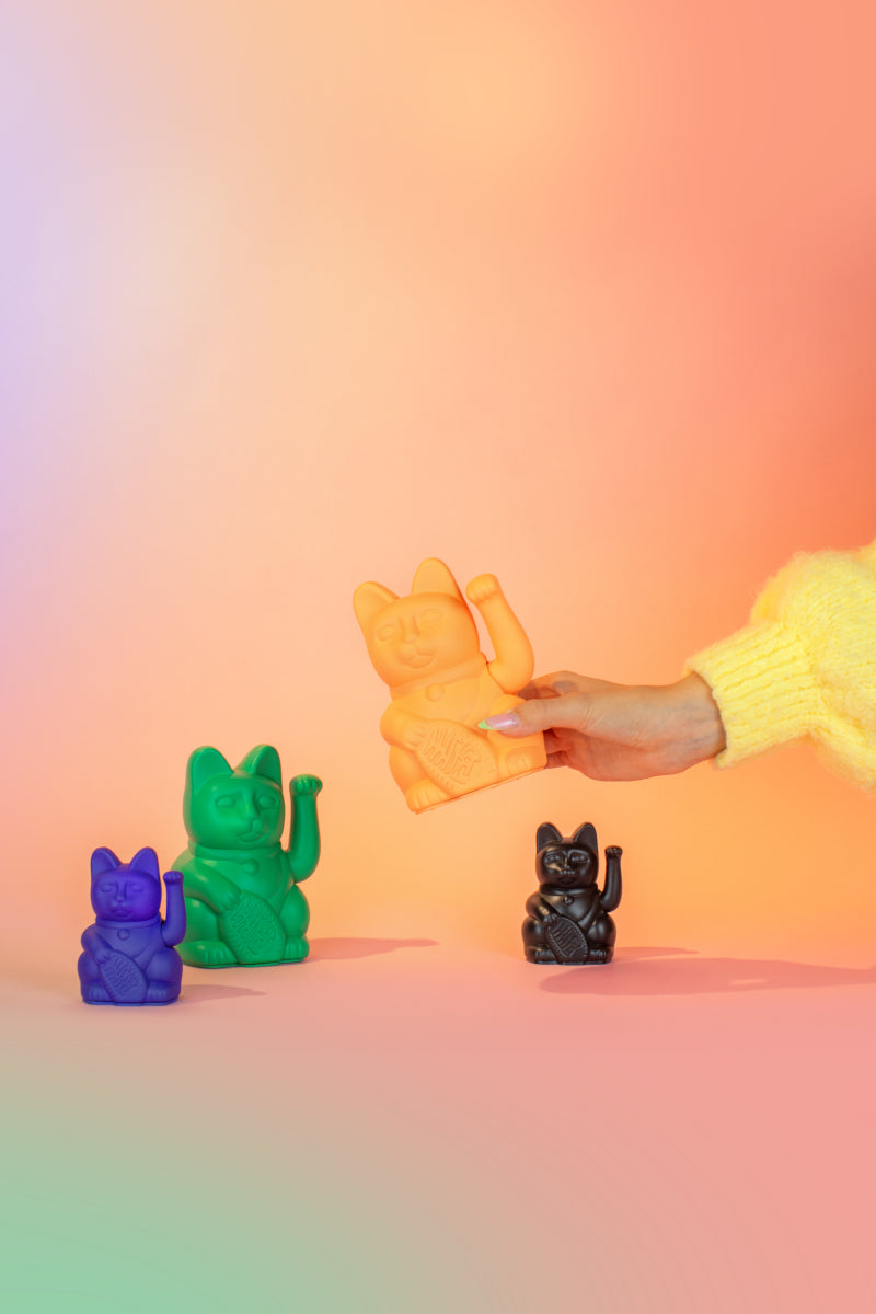 Donkey Products Lucky Cat Classic Winkekatze dunkelblau 15cm Lifestyle 2