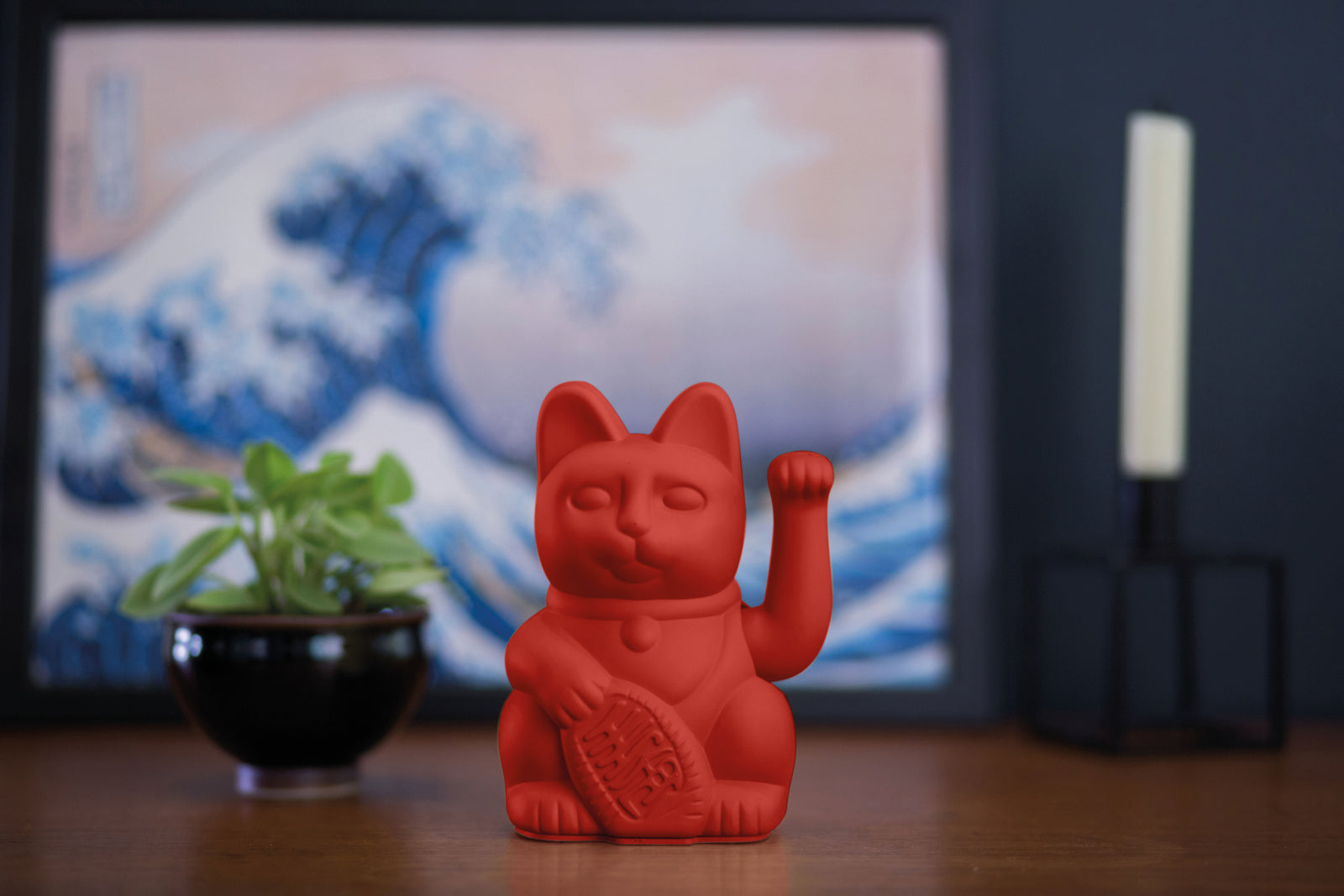 Donkey Products Lucky Cat Classic Winkekatze rot 15cm Lifestyle 1