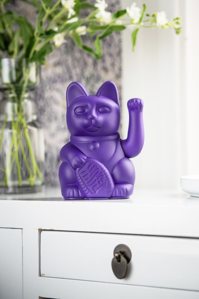 Donkey Products Lucky Cat Classic Winkekatze violet 15cm Lifestyle 1