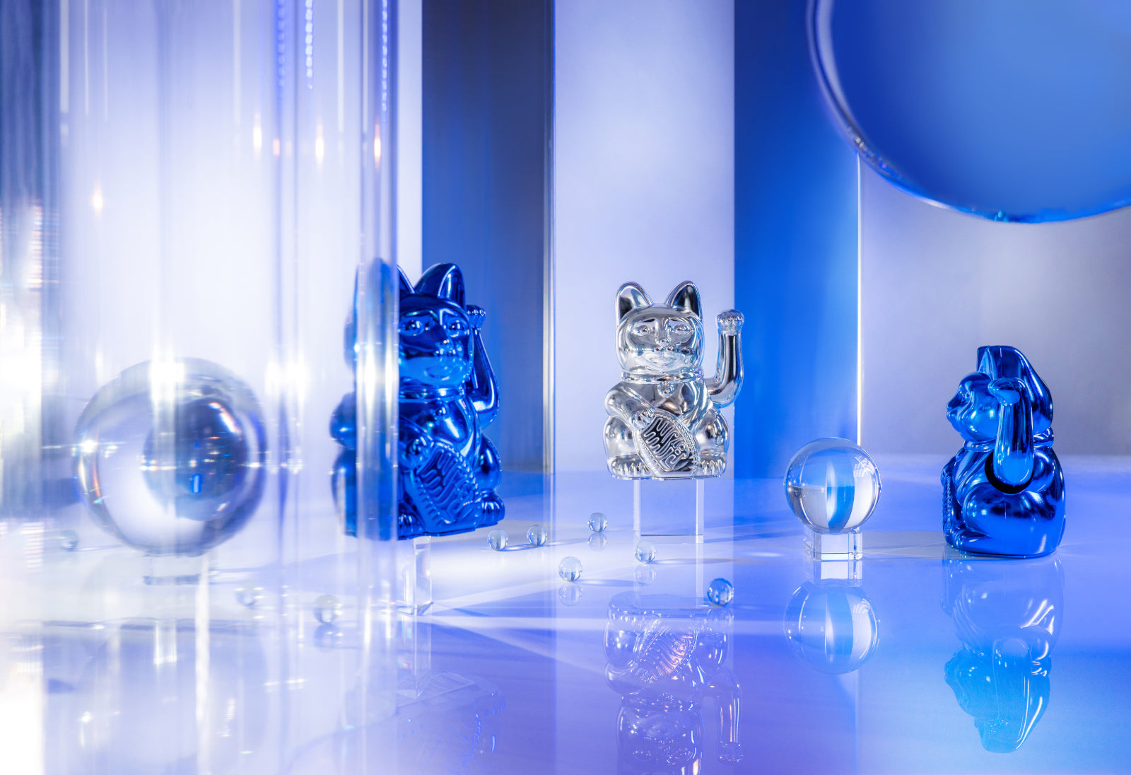 Donkey Products Lucky Cat Cosmic Winkekatze shiny silver 15cm Lifestyle 1