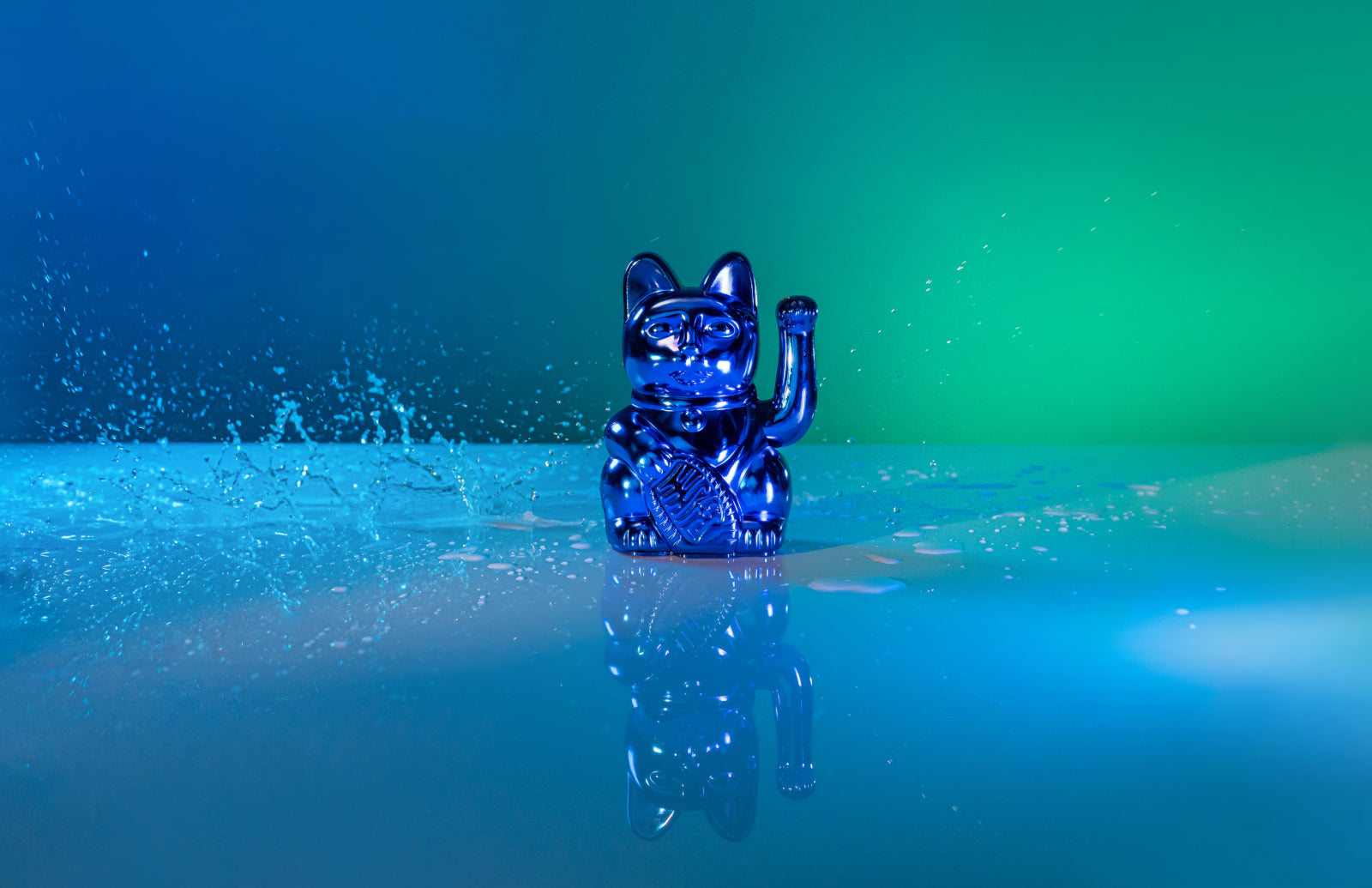 Donkey Products Lucky Cat Cosmic Winkekatze shiny blue 15cm Lifestyle 3