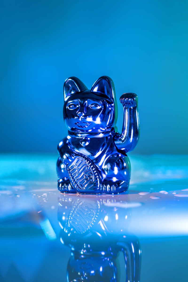 Donkey Products Lucky Cat Cosmic Winkekatze shiny blue 15cm Lifestyle 4