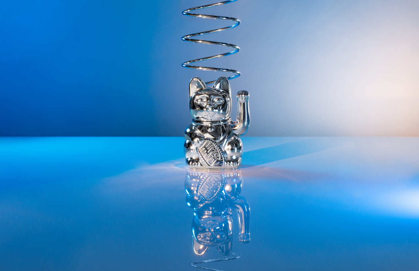 Donkey Products Lucky Cat Cosmic Winkekatze shiny silver 15cm Lifestyle 3