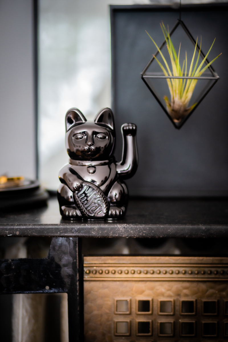 Donkey Products Lucky Cat Egypt Winkekatze schwarz 15cm Lifestyle 3