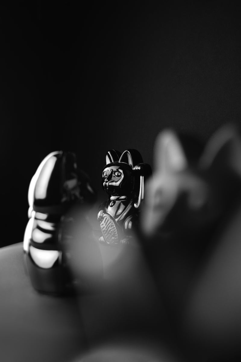 Donkey Products Lucky Cat Egypt Winkekatze schwarz 15cm Lifestyle 4