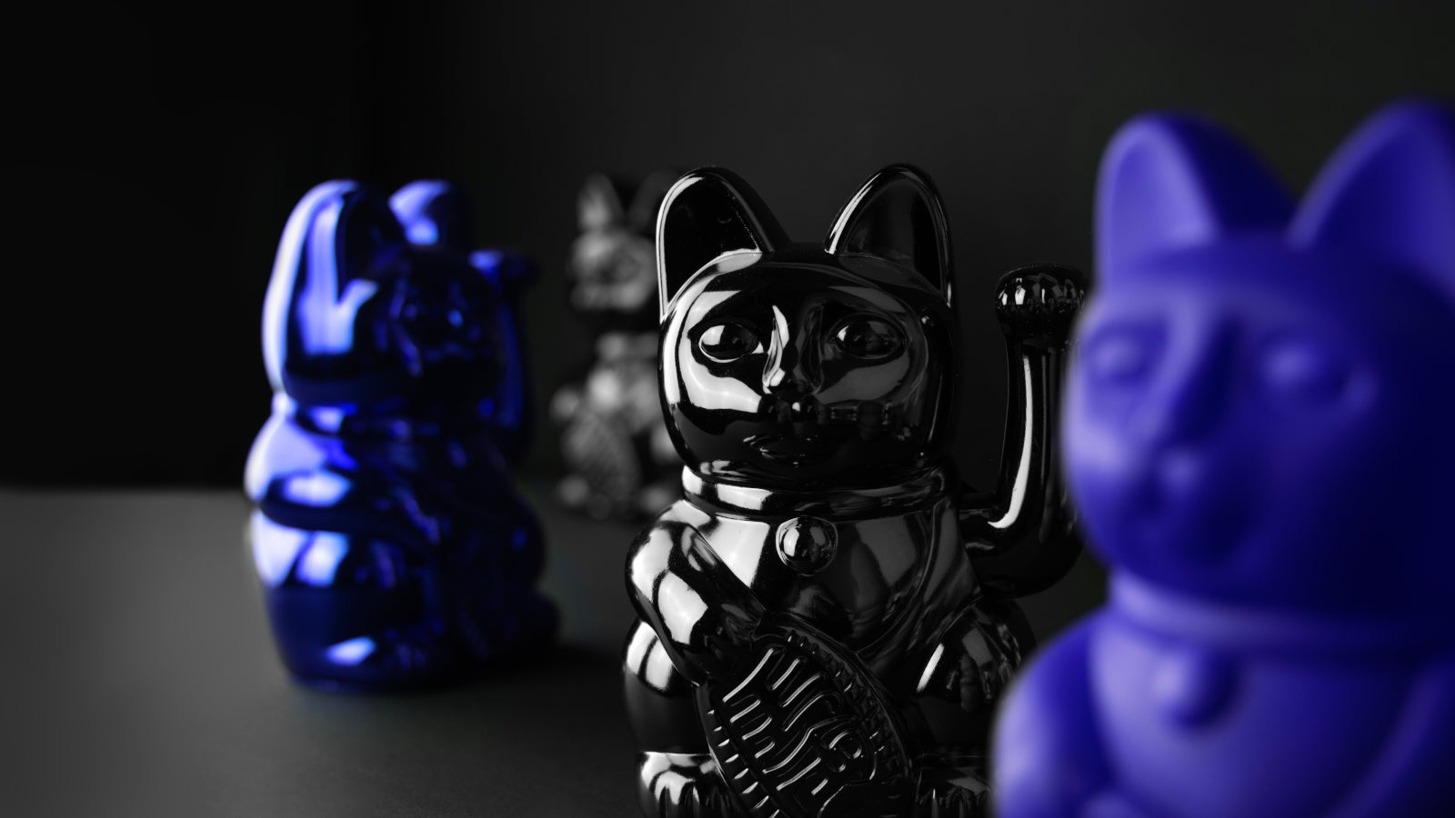 Donkey Products Lucky Cat Classic Winkekatze violet 15cm Lifestyle 3