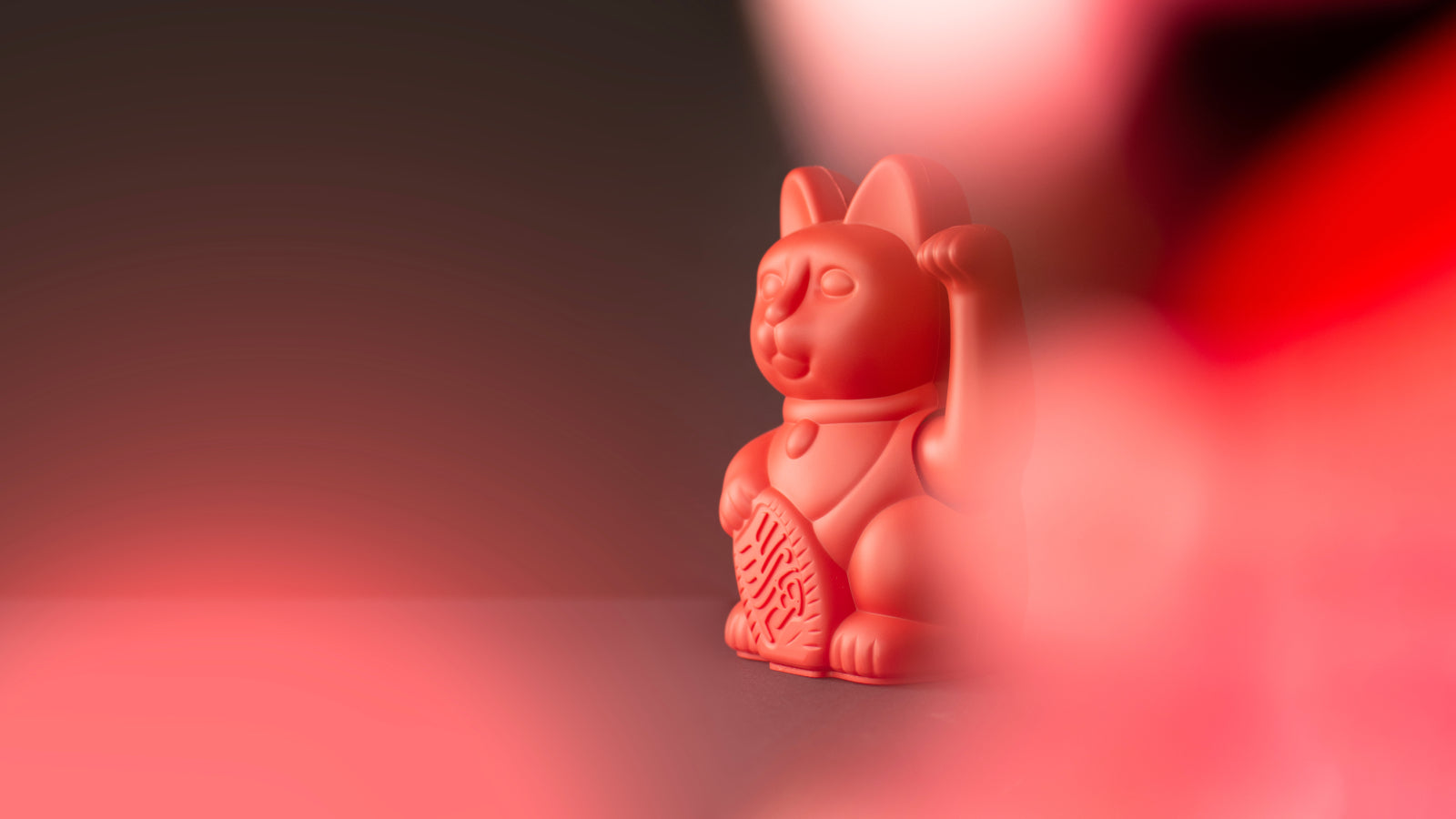 Donkey Products Lucky Cat Classic Winkekatze rot 15cm Lifestyle 2