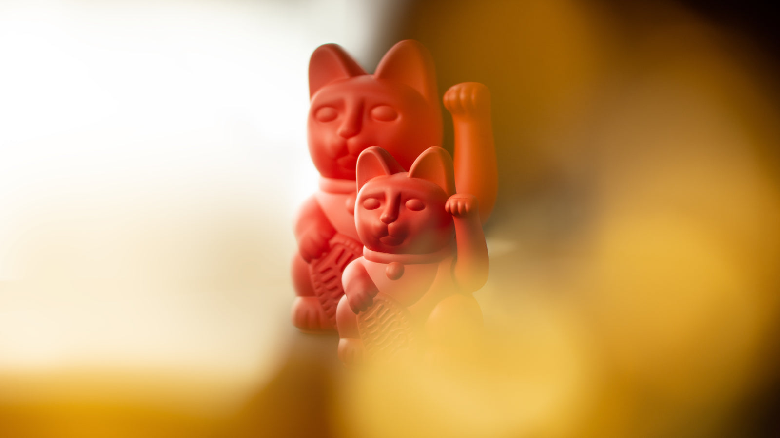 Donkey Products Lucky Cat Classic Winkekatze rot 15cm Lifestyle 3