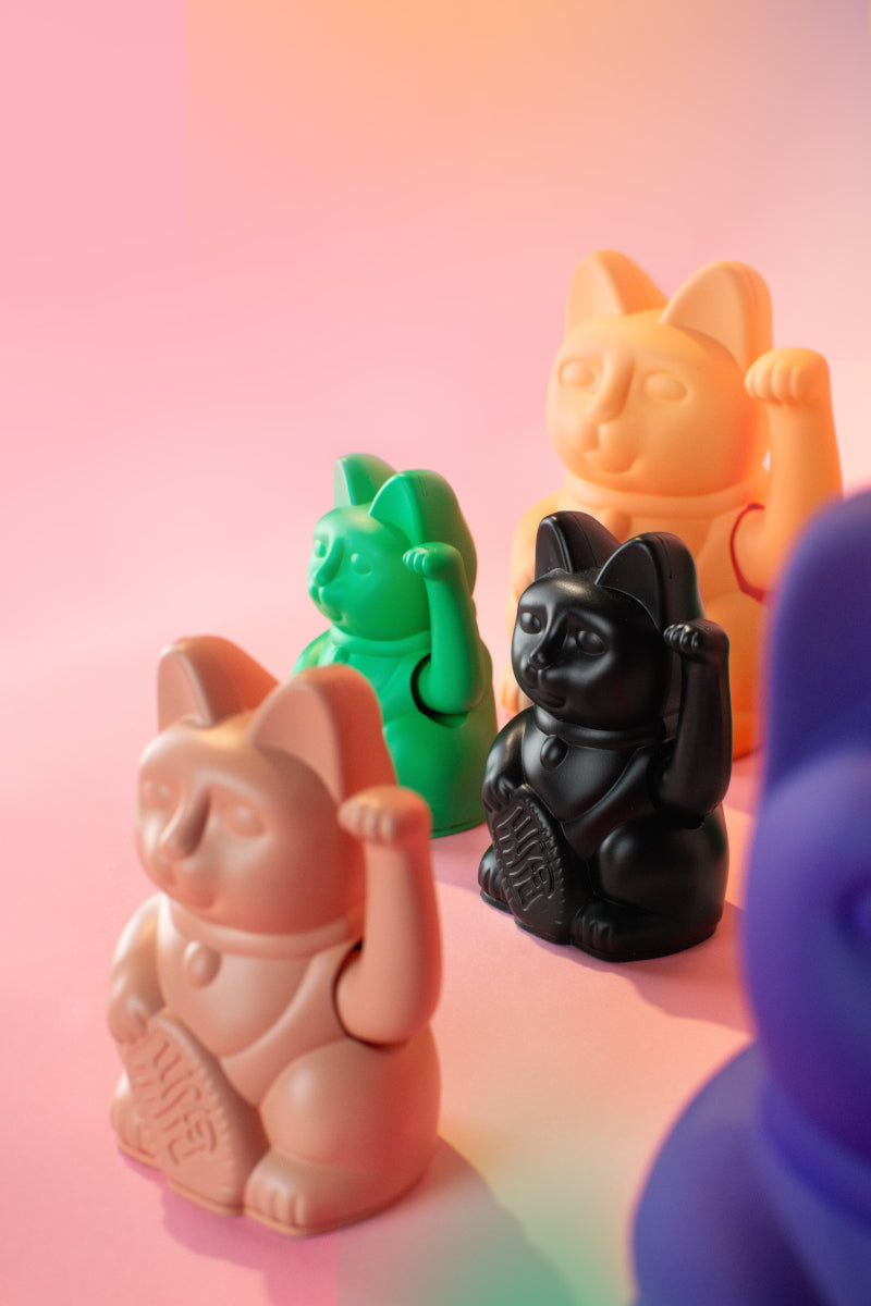 Donkey Products Lucky Cat Mini Winkekatze rosa 10cm Lifestyle 3