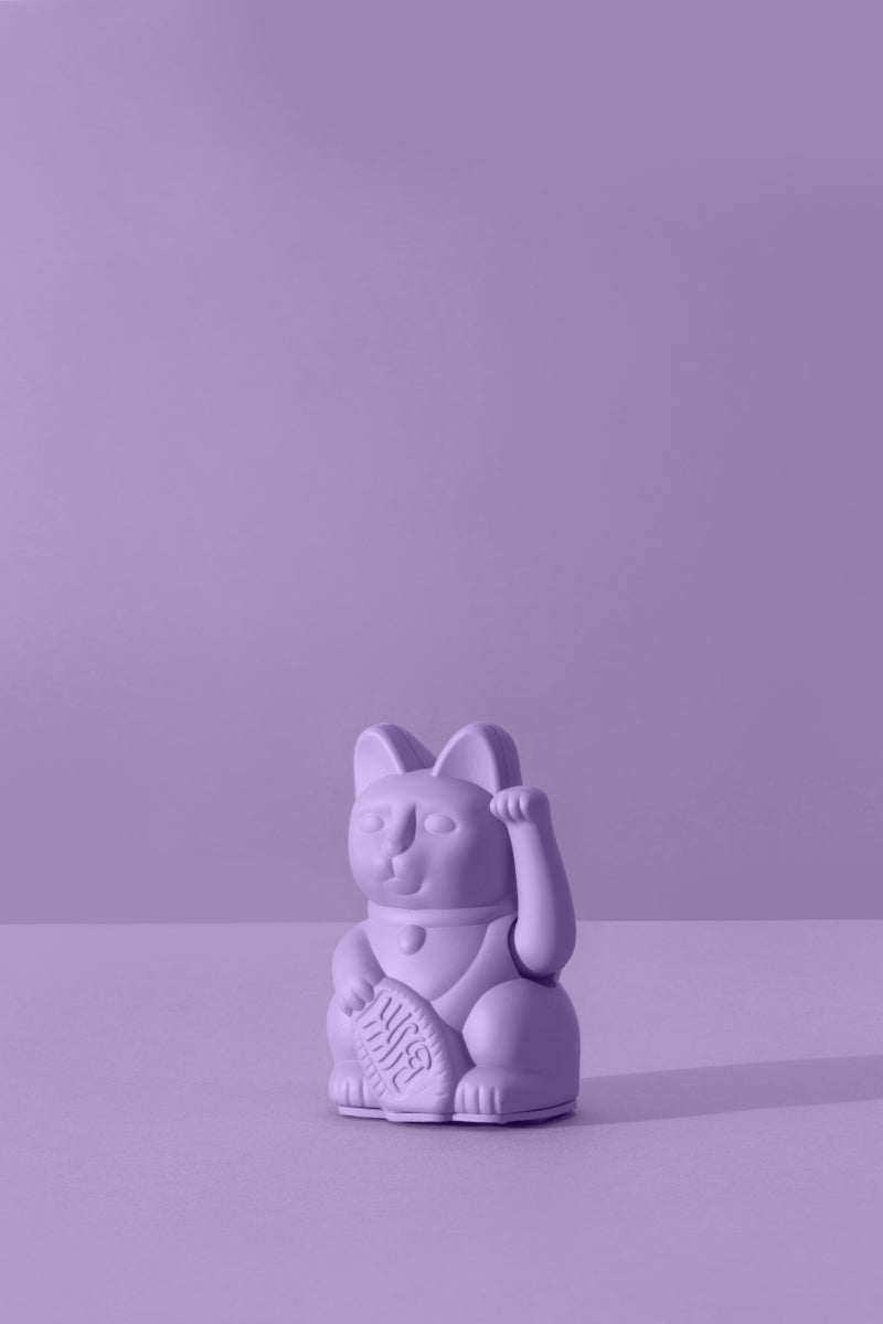 Donkey Products Lucky Cat Mini Winkekatze lilac 10cm Lifestyle 2