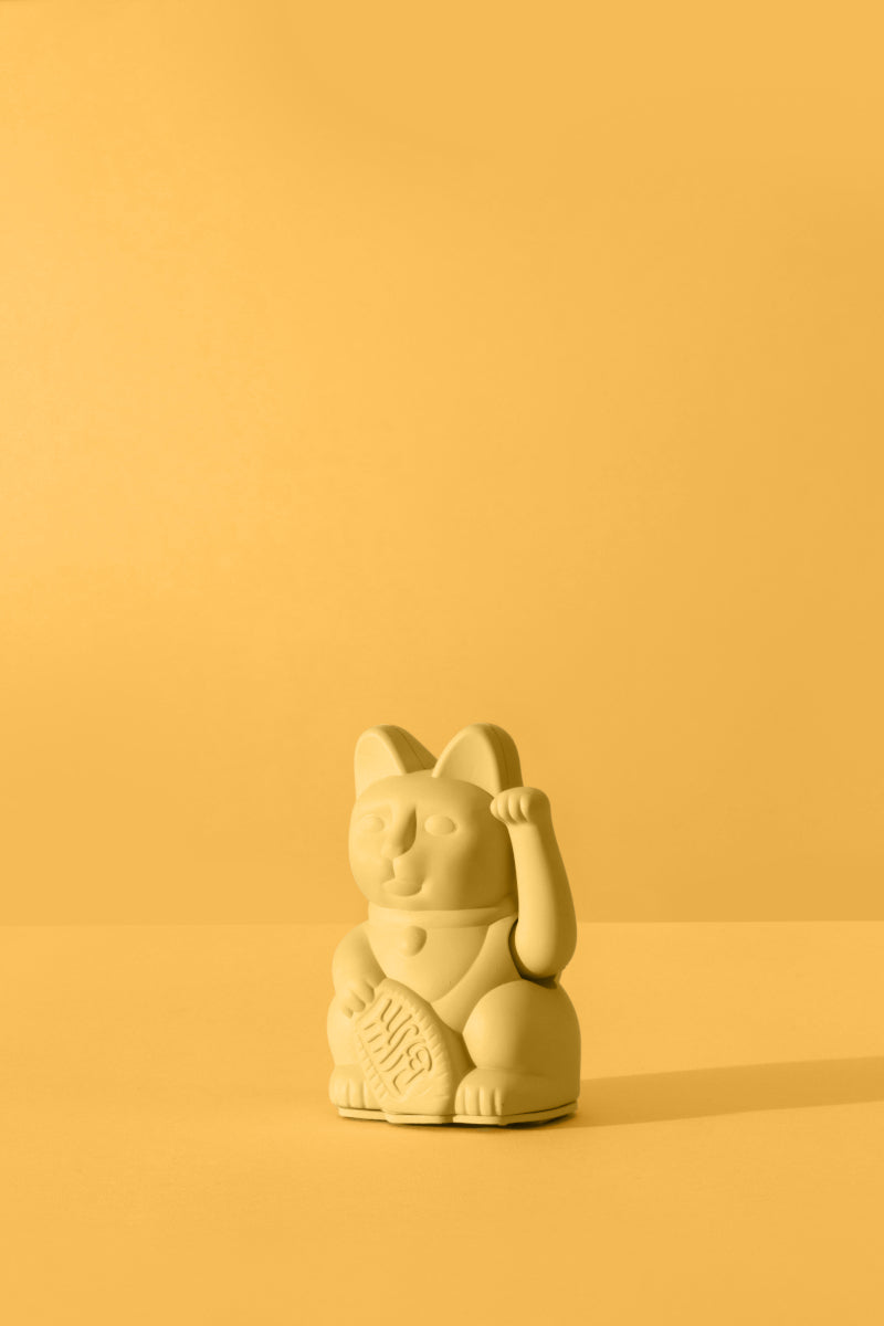 Donkey Products Lucky Cat Mini Winkekatze gelb 10cm Lifestyle 1