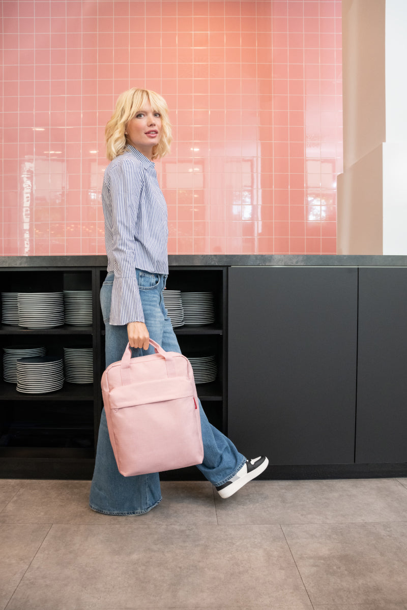 reisenthel allday backpack M twist blush Lifestyle 1