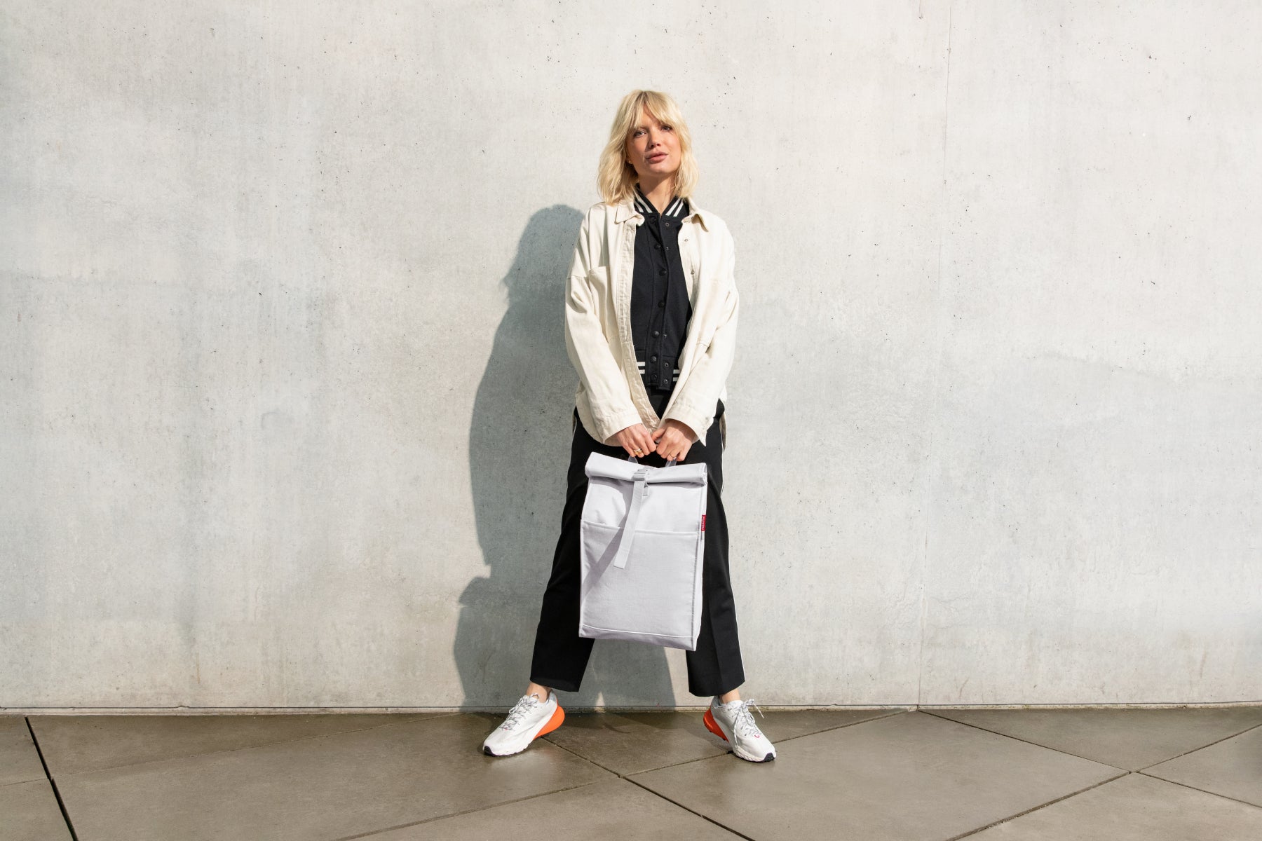 reisenthel urban rolltop twist sky rose Lifestyle 1