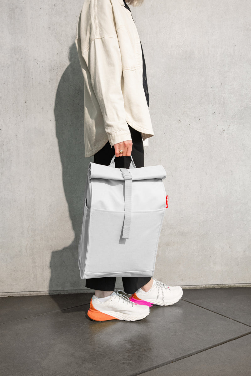 reisenthel urban rolltop twist sky rose Lifestyle 3