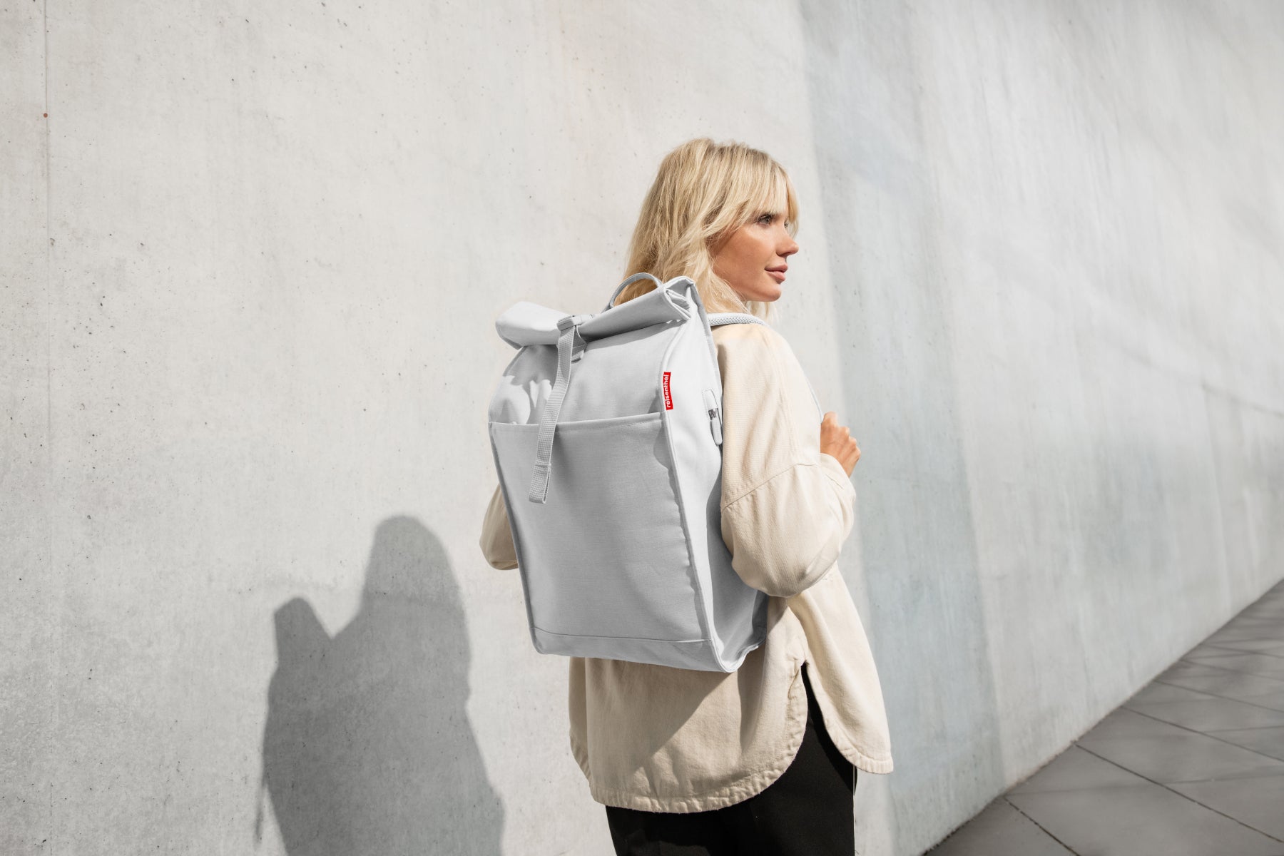 reisenthel urban rolltop twist sky rose Lifestyle 2