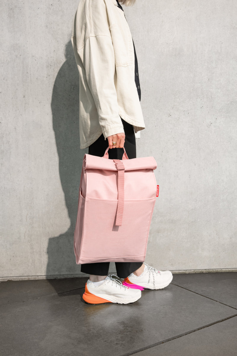 reisenthel urban rolltop twist blush Lifestyle 1