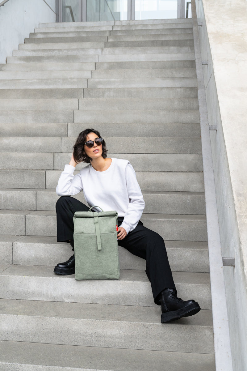 reisenthel urban rolltop twist sage Lifestyle 1
