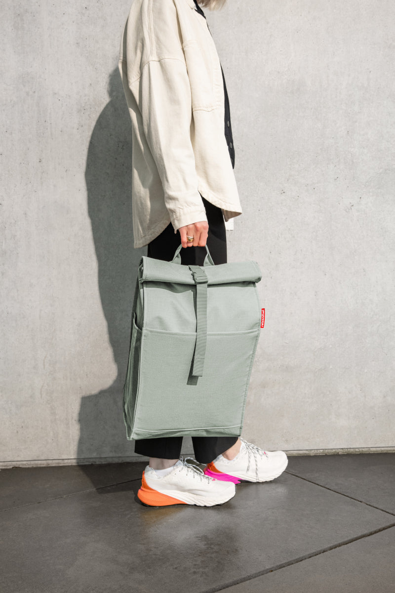 reisenthel urban rolltop twist sage Lifestyle 3