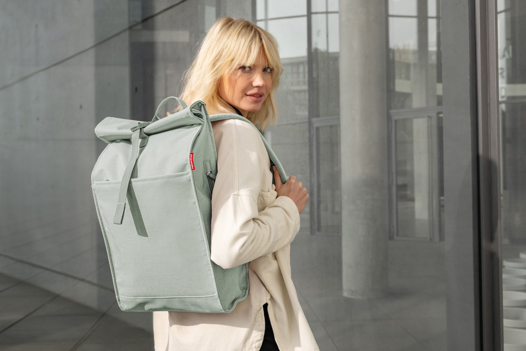 reisenthel urban rolltop twist sage Lifestyle 5