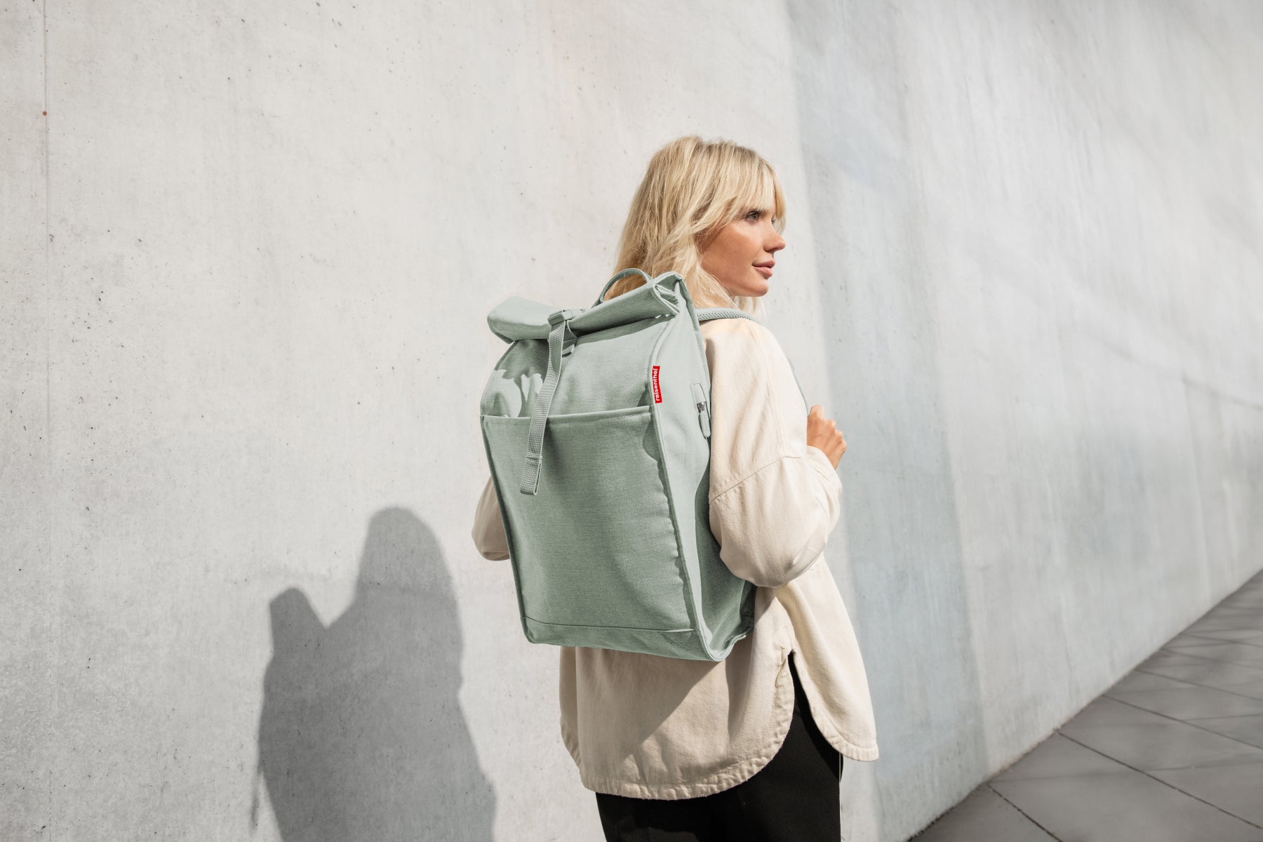 reisenthel urban rolltop twist sage Lifestyle 6