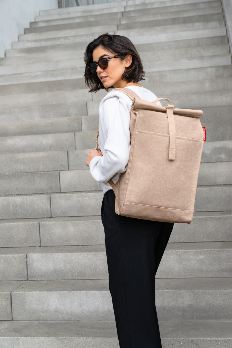 reisenthel urban rolltop twist coffee Lifestyle 1