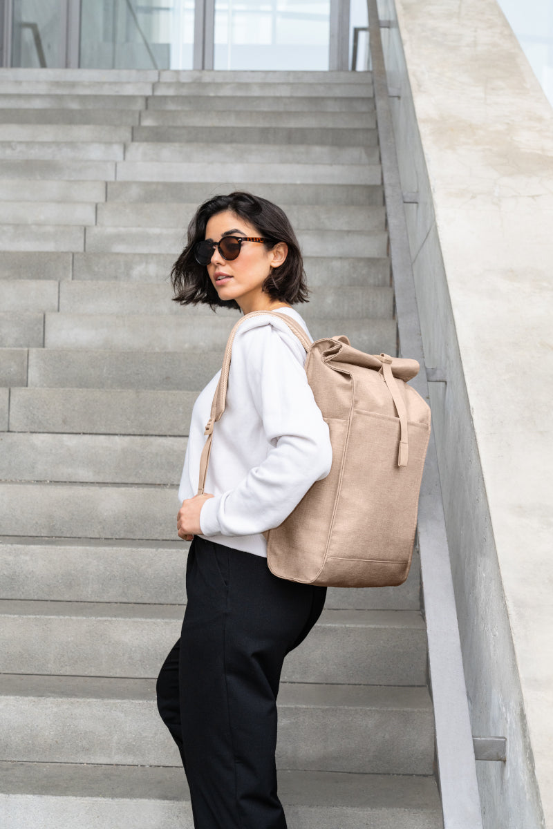 reisenthel urban rolltop twist coffee Lifestyle 2