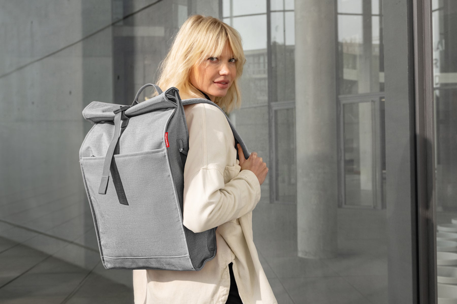 reisenthel urban rolltop twist silver Lifestyle 5