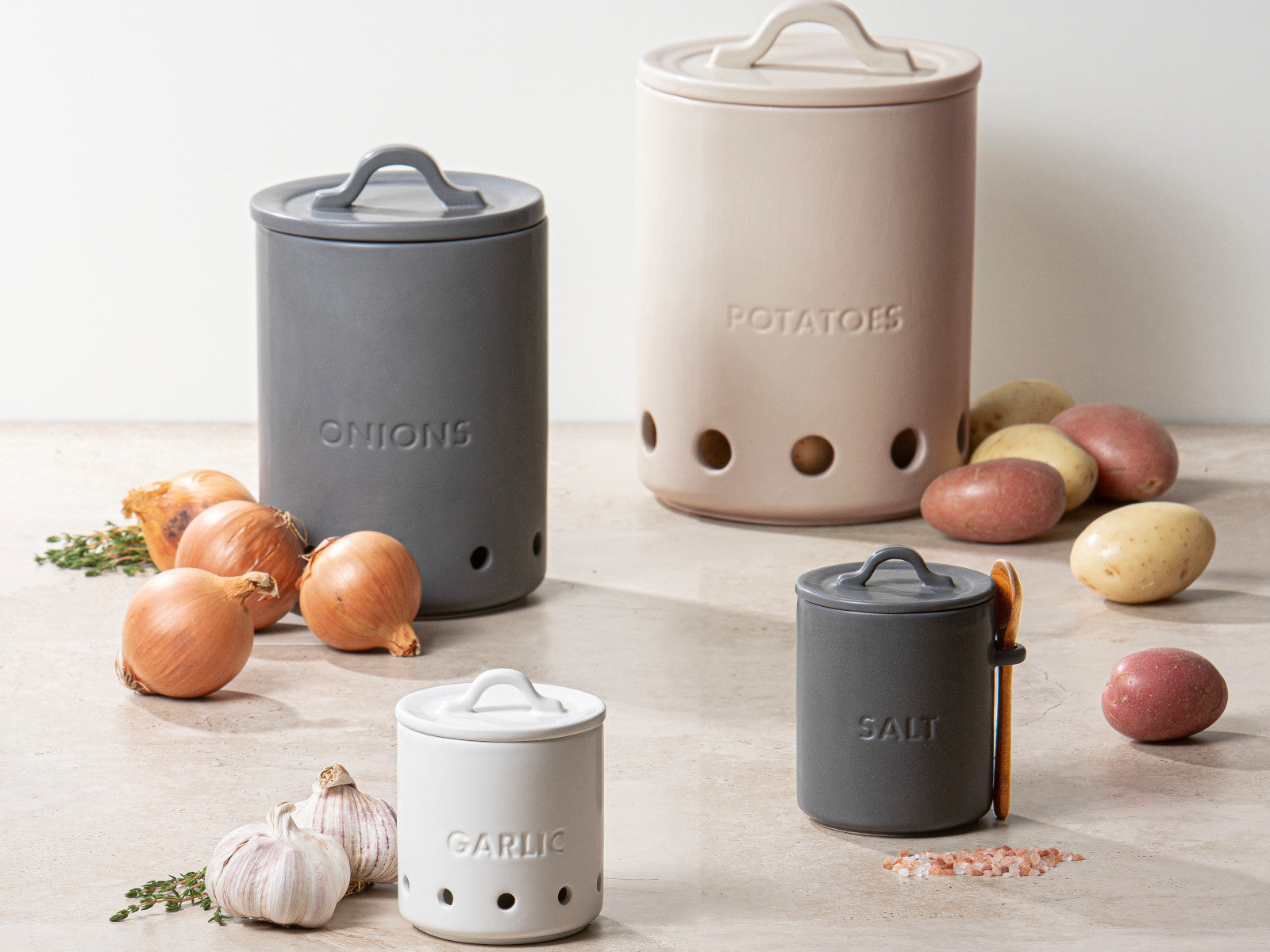 9314689253277 ladelle ESSENTIALS Salztopf anthrazit 10cm Lifestyle 2