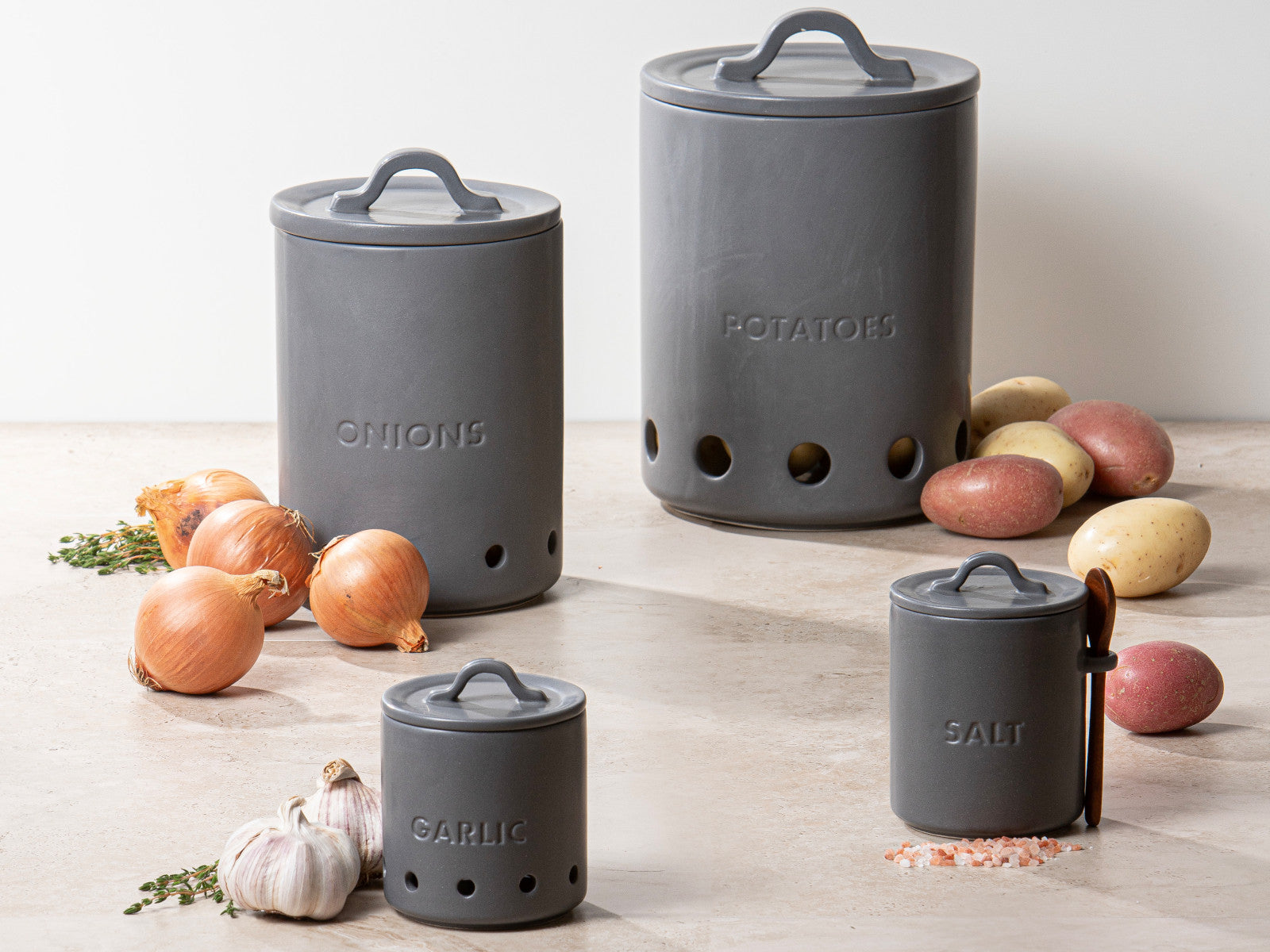 ladelle ESSENTIALS Knoblauch Topf anthrazit 10cm Lifestyle 3