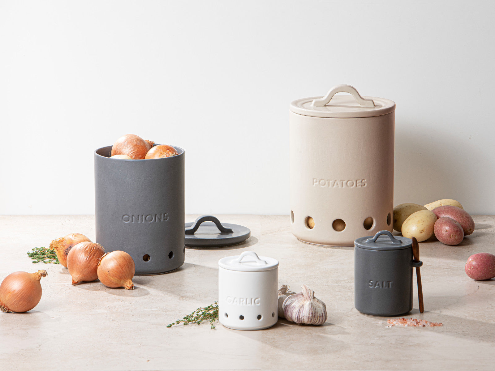 ladelle ESSENTIALS Knoblauch Topf weiß 10cm Lifestyle 1