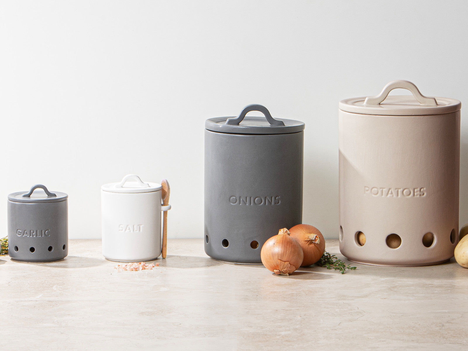 ladelle ESSENTIALS Kartoffel Topf anthrazit 20cm Lifestyle 2