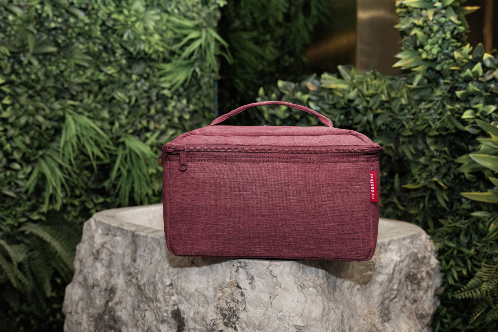reisenthel beautycase twist maroon Lifestyle 1
