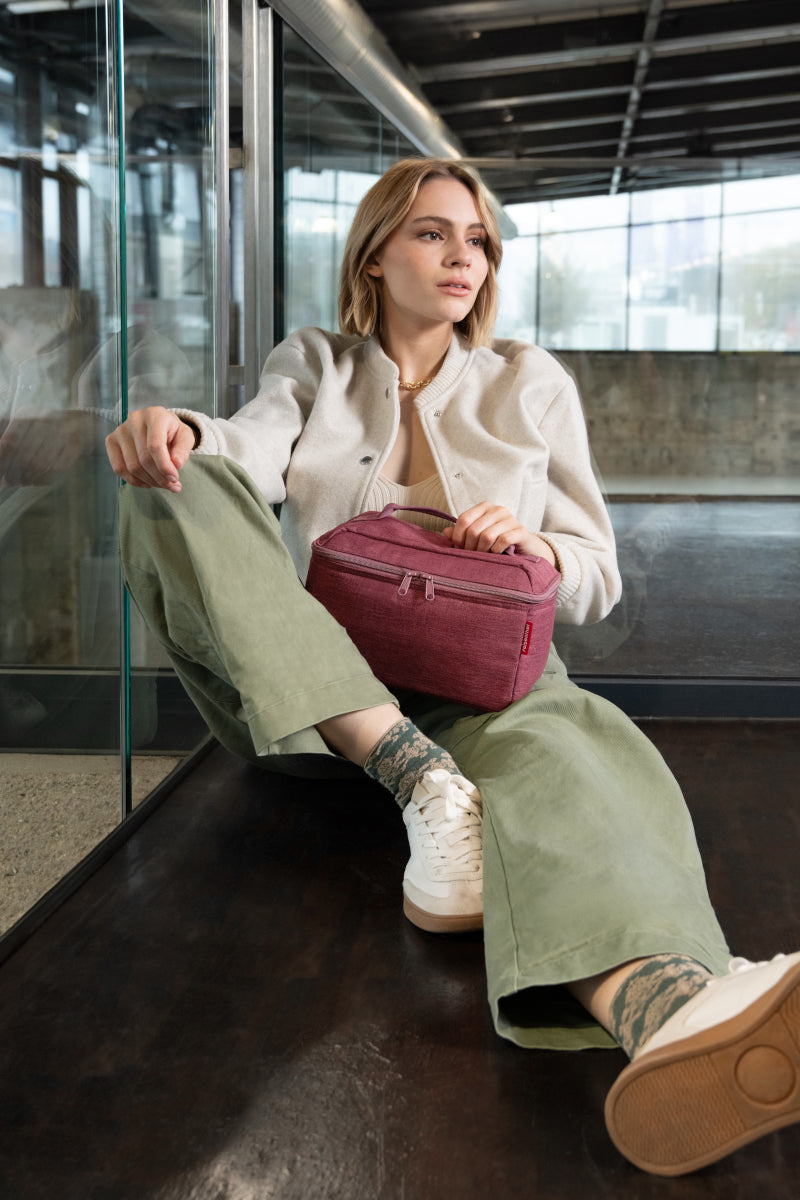 reisenthel beautycase twist maroon Lifestyle 2