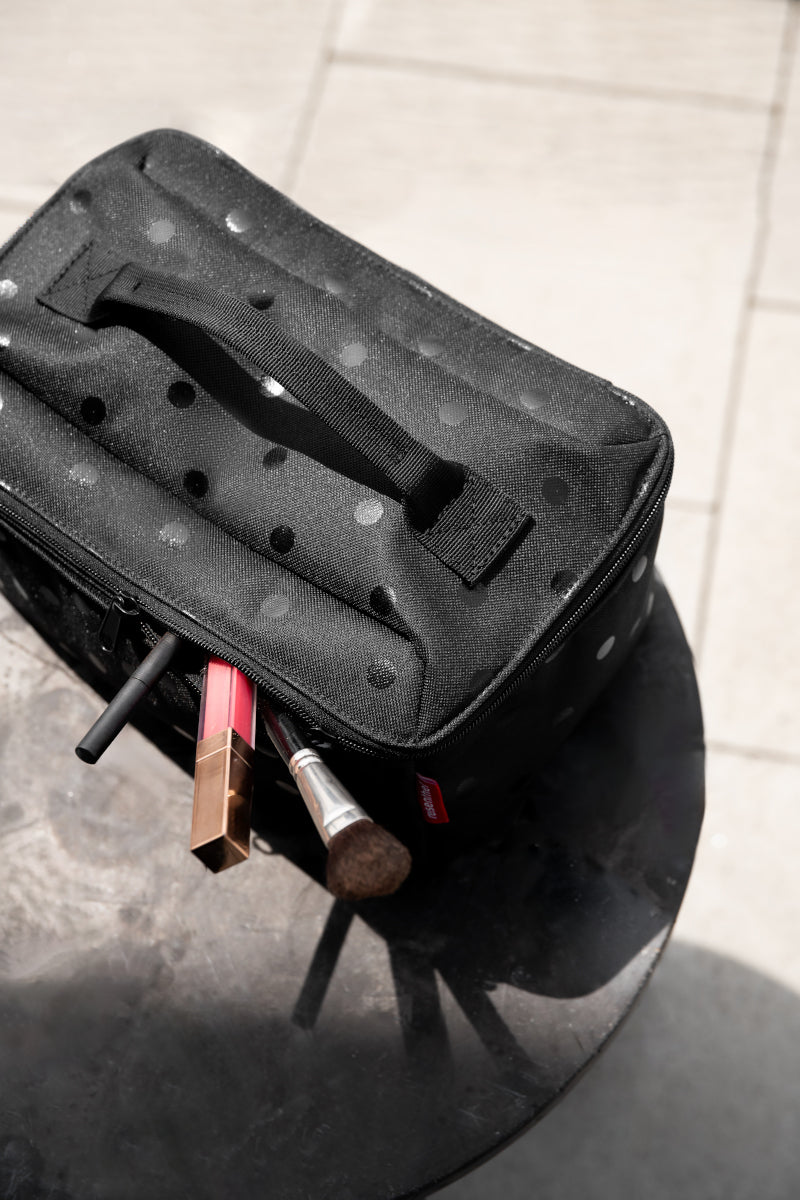 reisenthel beautycase glossy dots black Lifestyle 3