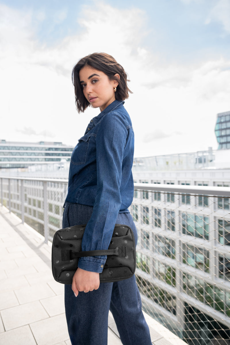 reisenthel beautycase glossy dots black Lifestyle 4