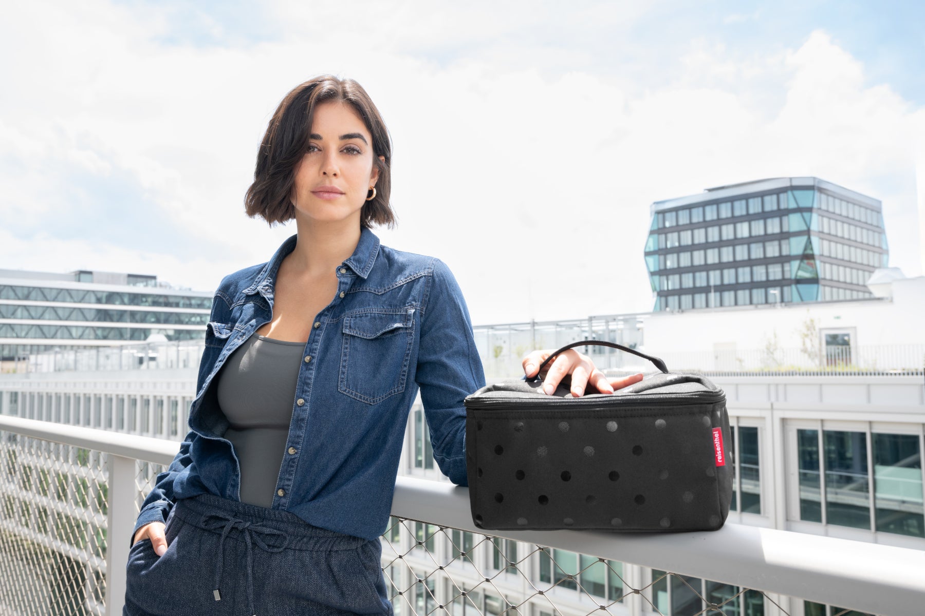 reisenthel beautycase glossy dots black Lifestyle 2