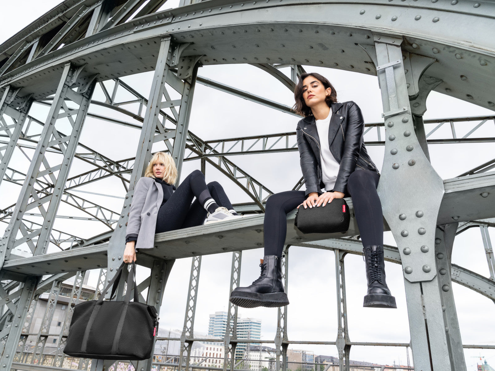 reisenthel extralite weekender L mesh black Lifestyle 3