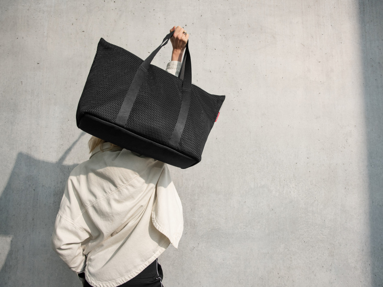 reisenthel extralite shopper L mesh black Lifestyle 2