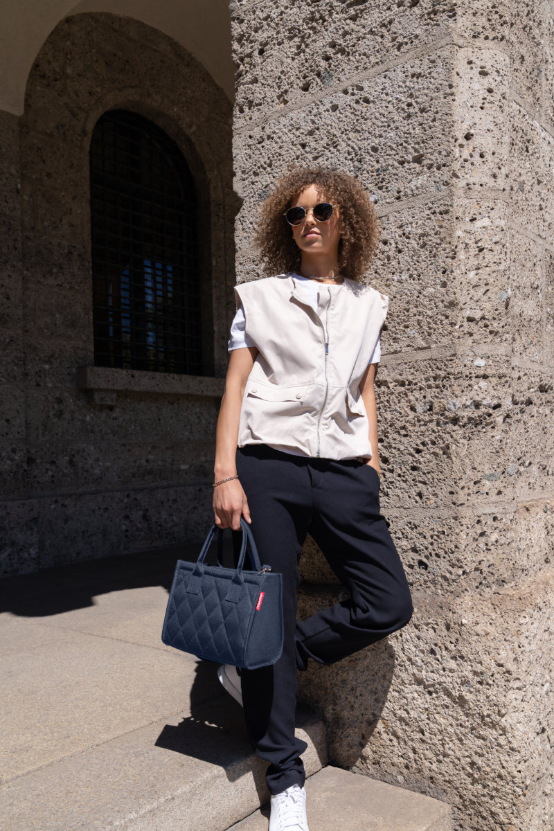 reisenthel daily shopper XS rhombus midnight gold Lifestyle 3