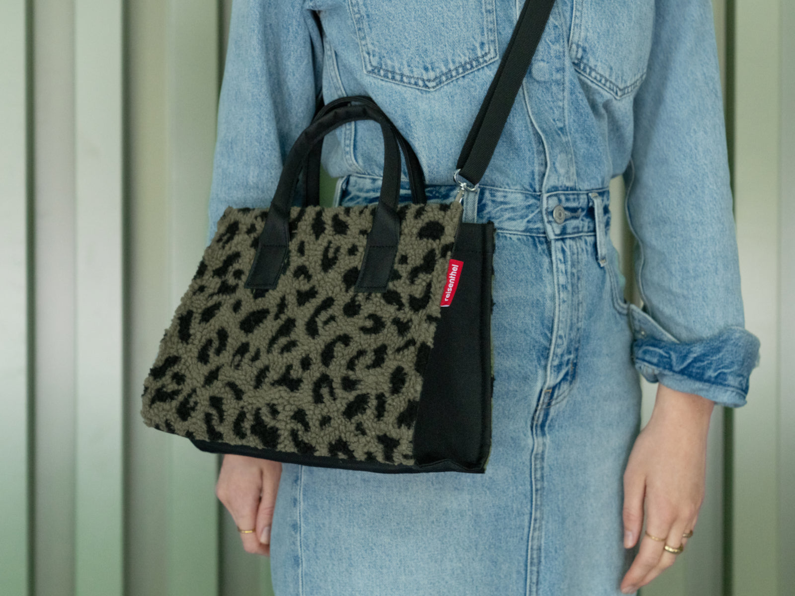 reisenthel daily shopper XS teddy leo olive Lifestyle 2