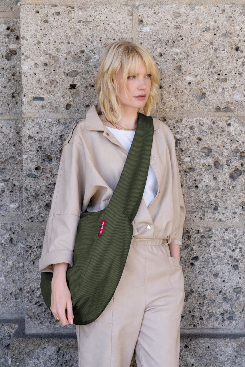 reisenthel moonbag cord dark matcha Lifestyle1