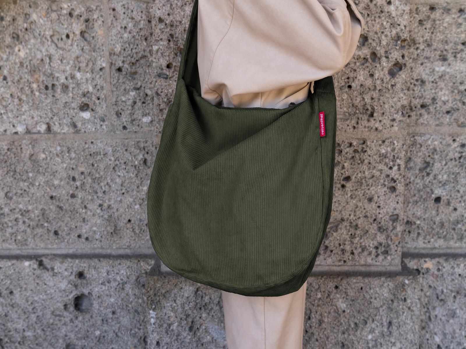 reisenthel moonbag cord dark matcha Lifestyle2