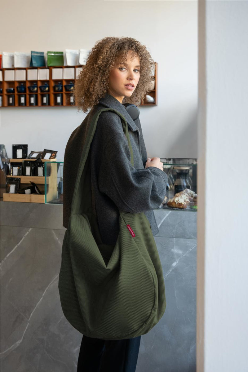 reisenthel moonbag cord dark matcha Lifestyle4